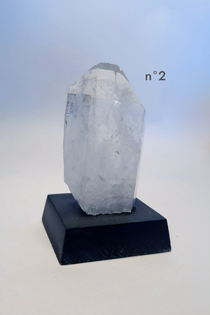 Pierre sur socle - Cristal de Roche