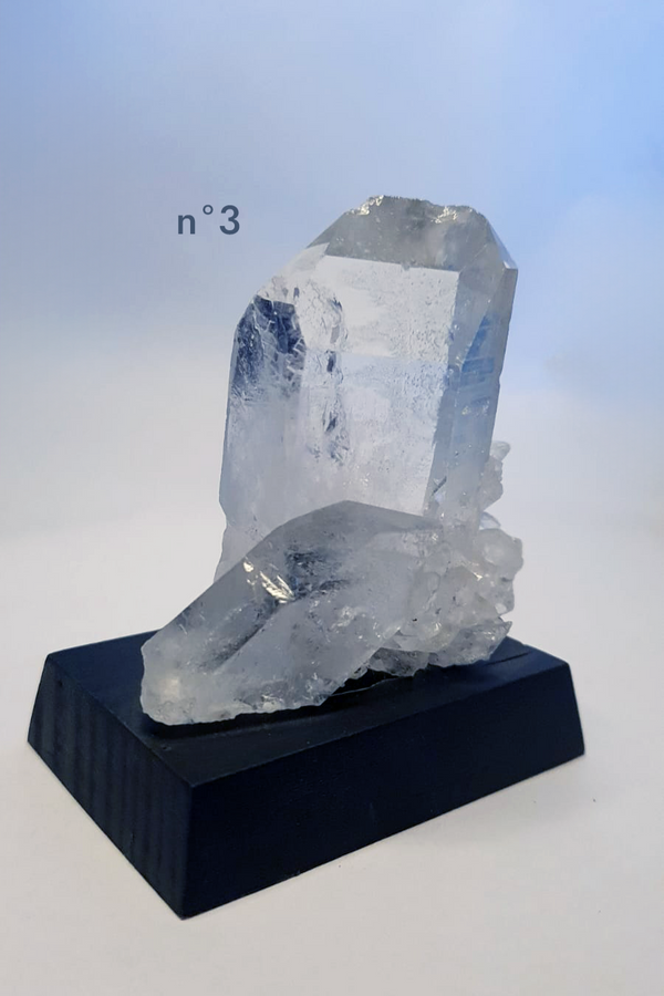 Pierre sur socle - Cristal de Roche