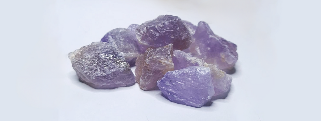 Pierres brutes d'améthyste naturelles aux teintes violettes et translucides