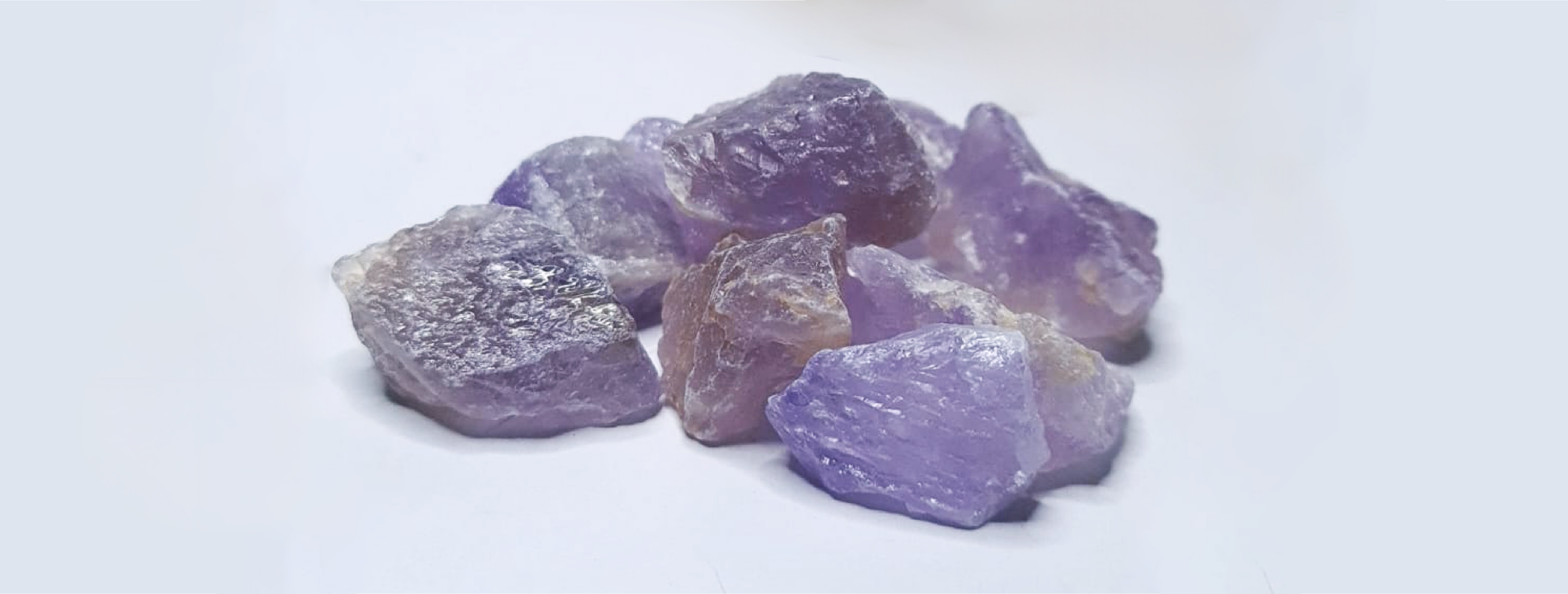 Pierres brutes d'améthyste naturelles aux teintes violettes et translucides