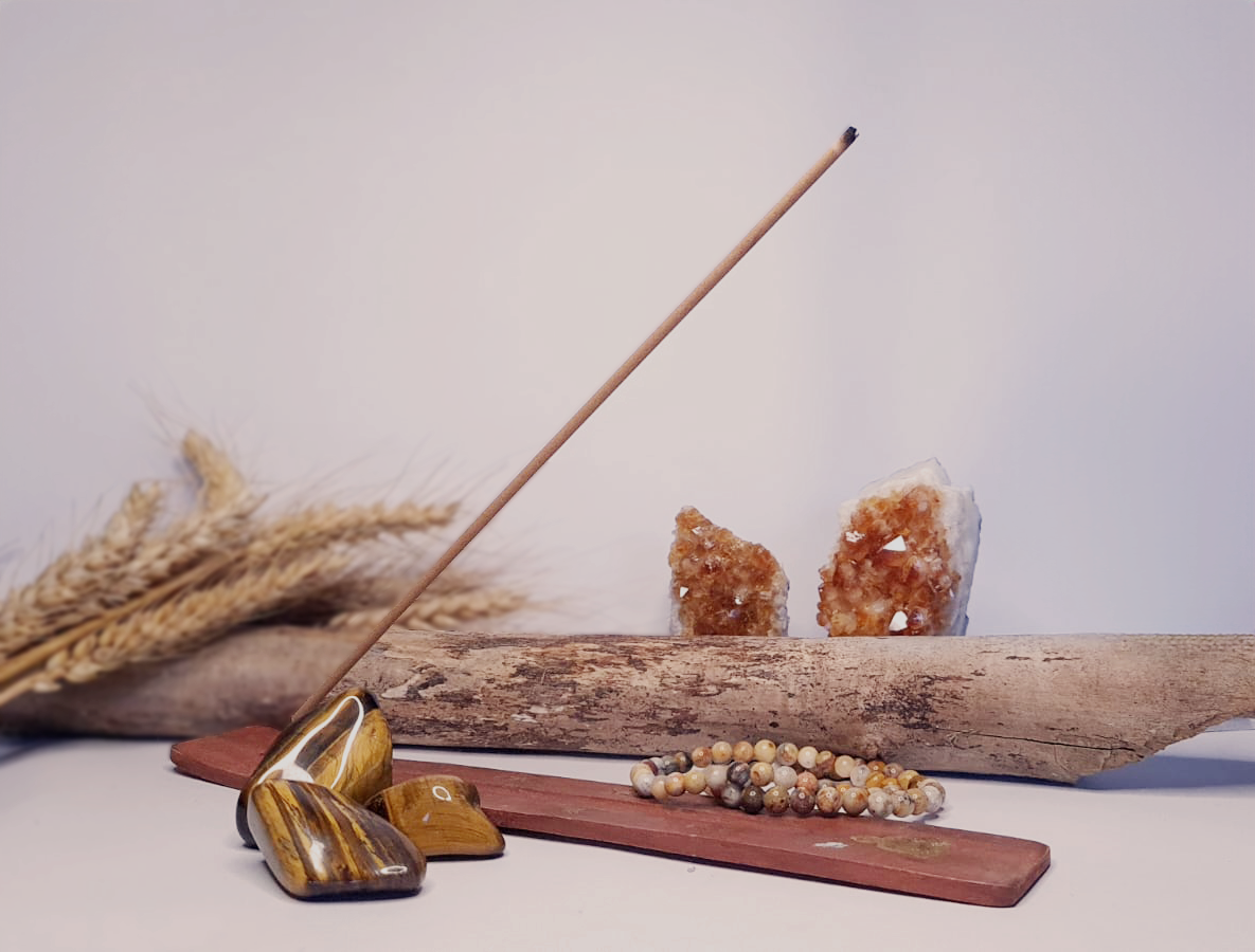 ensemble de pierres purifiées par de l'encens