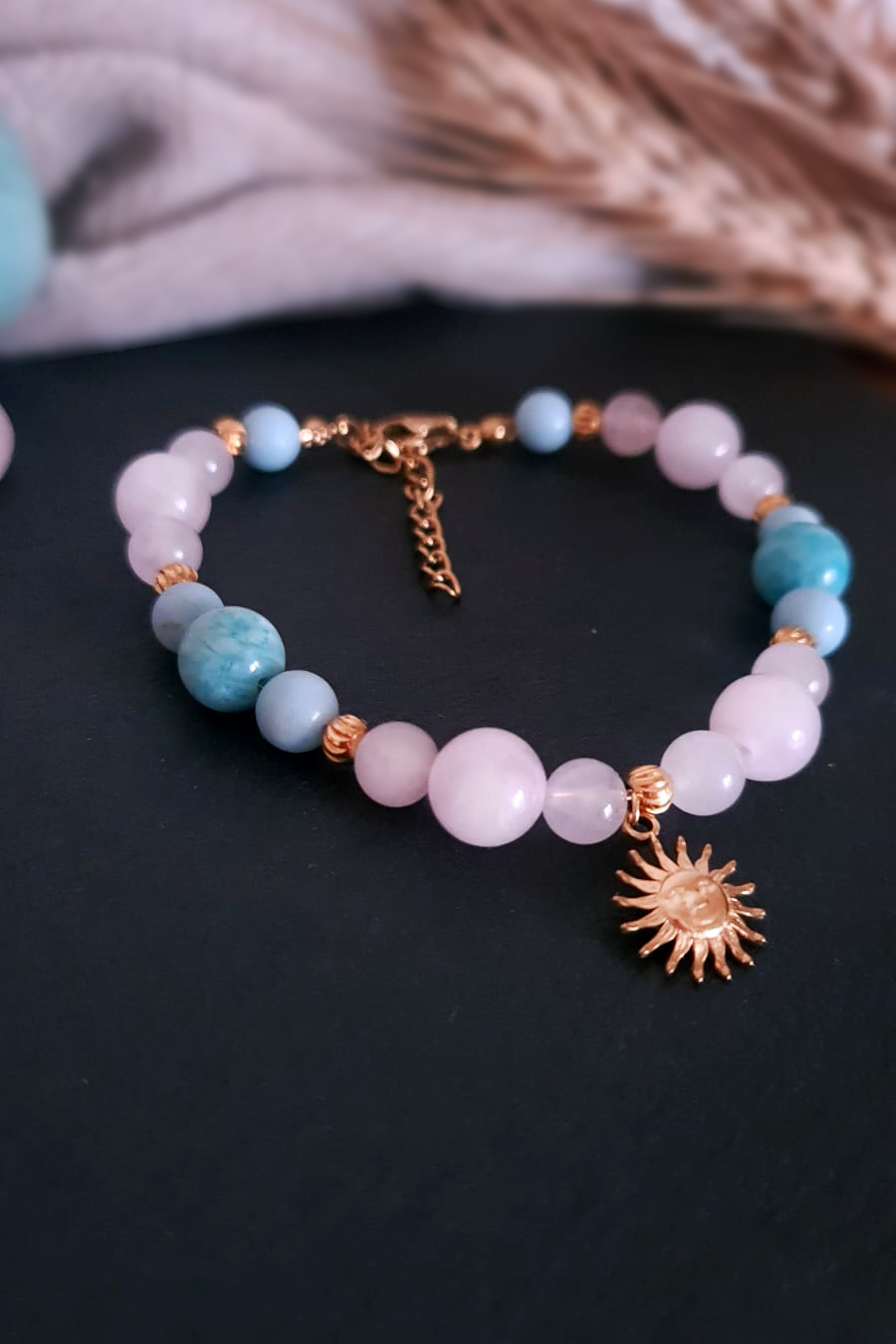 Bracelet lithothérapie amazonite quartz rose acier doré pendentif soleil