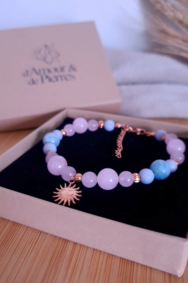 Bracelet lithothérapie amazonite quartz rose acier doré pendentif soleil dans écrin kraft