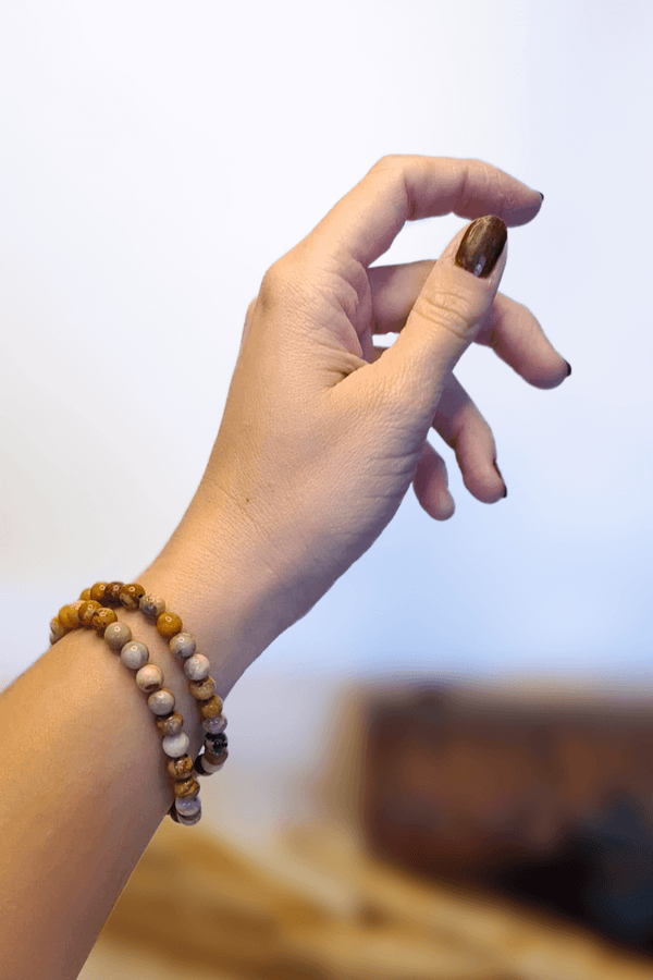 Bracelet Agate Crazy Lace porté poignet motifs multicolores - Pierre joie pardon et compassion