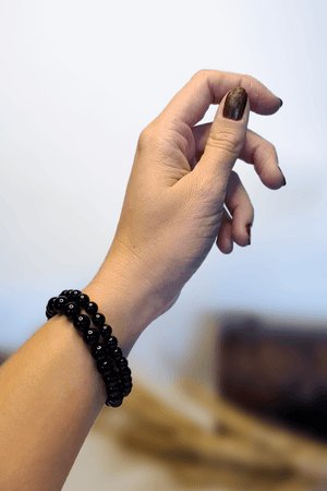 Bracelet Tourmaline Noire porté poignet 6mm 8mm - Comparaison tailles perles protection quotidienne