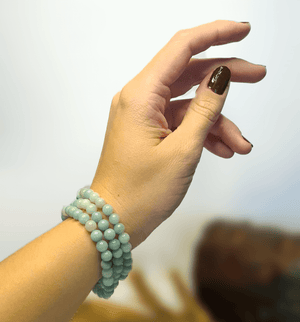 Bracelet Amazonite porté poignet turquoise lumineux apaisant - Pierre expression authentique équilibre émotionnel harmonie relationnelle