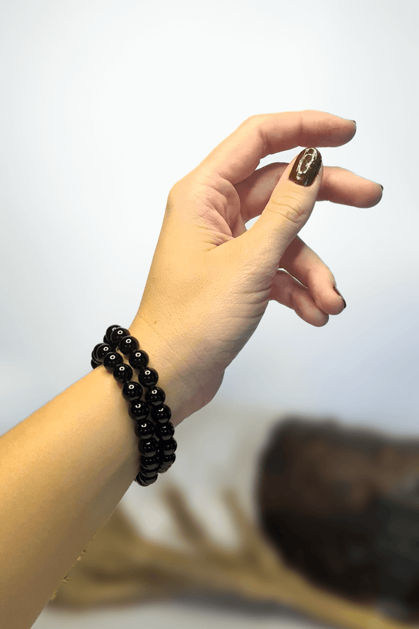 Bracelet Obsidienne Noire porté poignet noir intense volcanique - Pierre bouclier énergétique absorption énergies négatives révélation ombres
