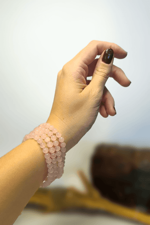 Bracelet Quartz Rose porté au poignet - Pierre du cœur en perles 6mm pour confiance et amour au quotidien
