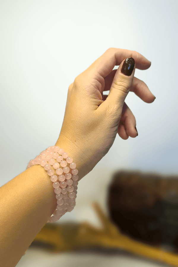 Bracelet Quartz Rose porté au poignet - Pierre du cœur en perles 6mm pour confiance et amour au quotidien