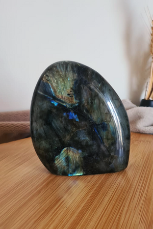 Pierre Polie Labradorite 690g - Pièce unique