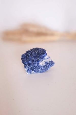 Pierre brute Sodalite bleu profond veines blanches - Pierre anti-insomnie chakra gorge et authenticité
