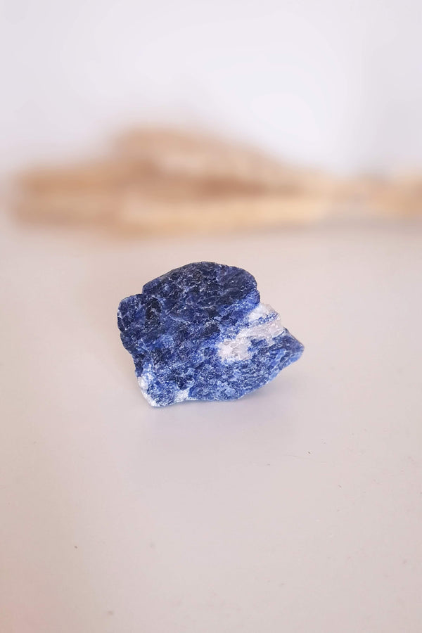 Pierre brute Sodalite bleu profond veines blanches - Pierre anti-insomnie chakra gorge et authenticité
