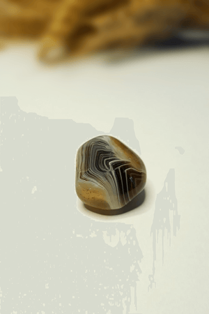 Pierre roulée Agate Botswana - Bandes apaisantes grises et roses pour hypervigilance et équilibre émotionnel