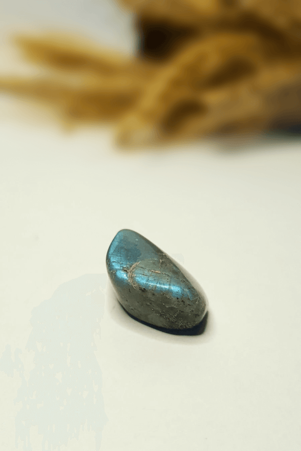 Pierre roulée Labradorite Blue Peacock - Reflets iridescents bleus pour protection énergétique et clairvoyance