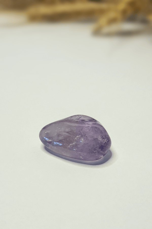 Pierre roulée améthyste violette polie dans la main pour méditation et bien-être